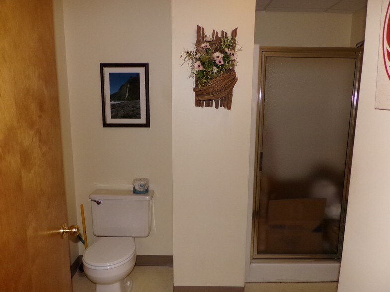 More Photos Of 401 Gilford Ave, Gilford Medical For Lease