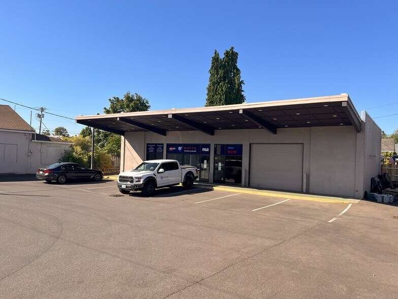 Primary Photo Of 580 Portland Ave, Gladstone Freestanding For Lease
