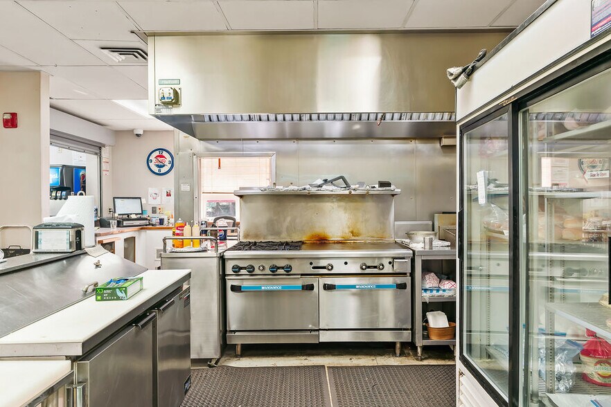 More Photos Of 31 Ray Rd, Sunnyside Sports And Entertainment For Sale