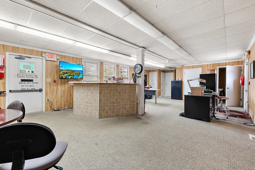 More Photos Of 59120 Oasis Center Dr, South Lyon Self Storage For Sale