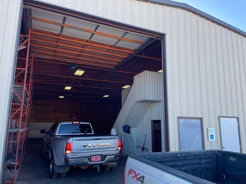 More Photos Of 2305 SW Holloway St, El Reno Warehouse For Lease