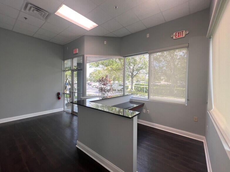 More Photos Of 7751 Kingspointe Pky, Orlando Light Distribution For Lease