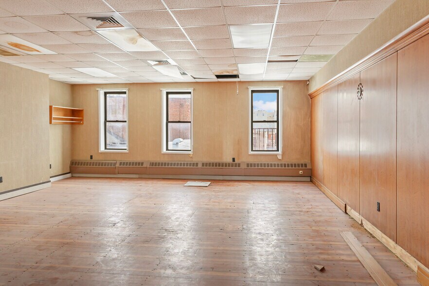 More Photos Of 17 Market St, Poughkeepsie Office For Sale
