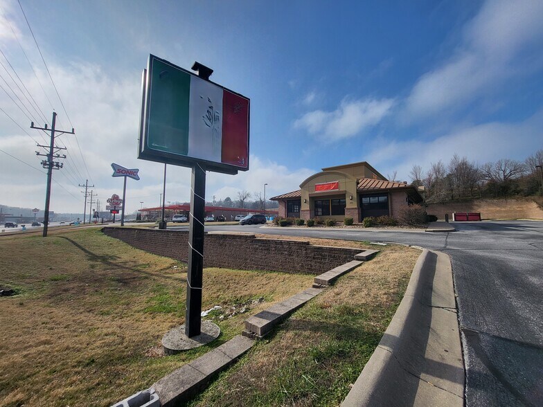 More Photos Of 648 S Neosho Blvd, Neosho Restaurant For Lease