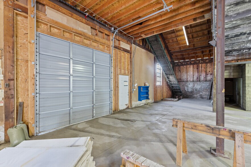More Photos Of 2200 Union St, Bellaire Warehouse For Sale