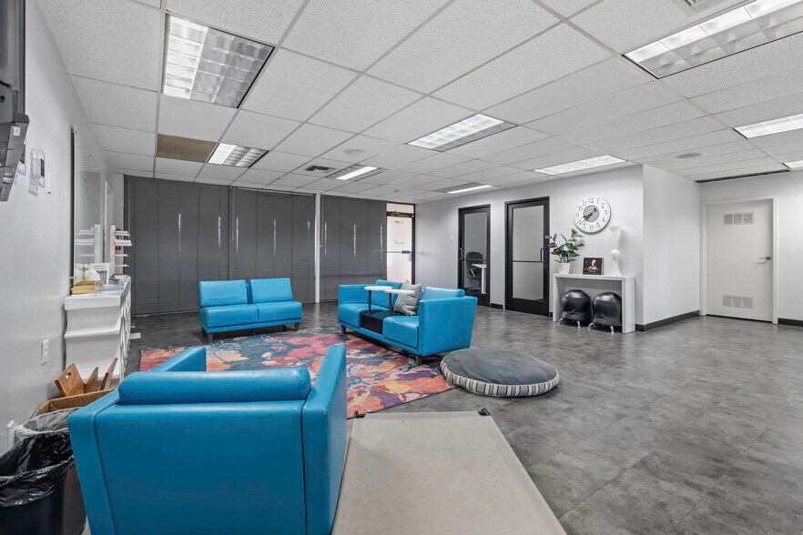More Photos Of 4600 W American Ave, Bakersfield Office For Sale