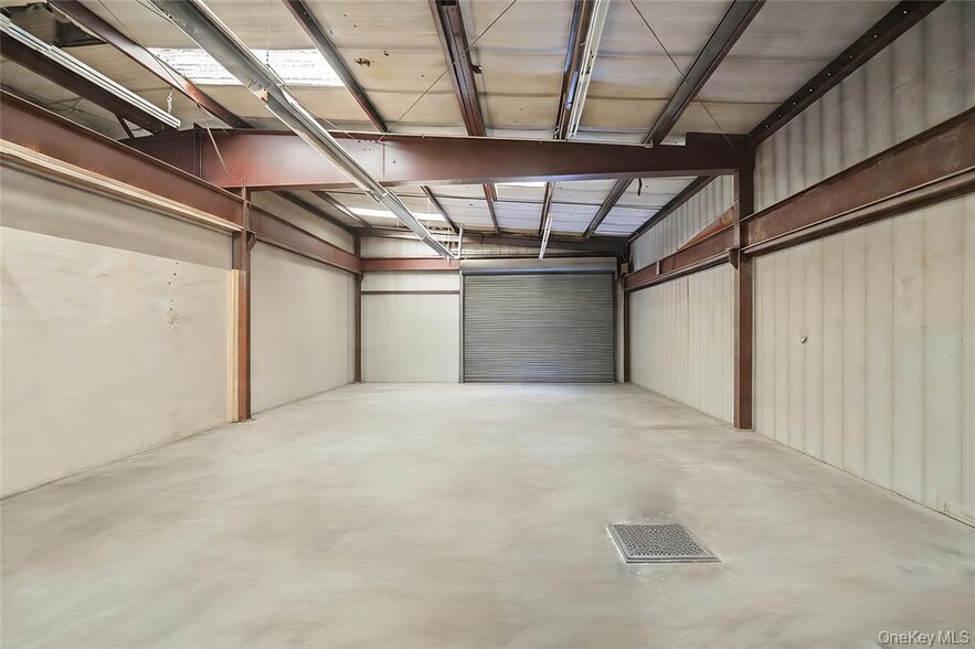 More Photos Of 133 Glenwood Rd, Glenwood Landing Warehouse For Sale