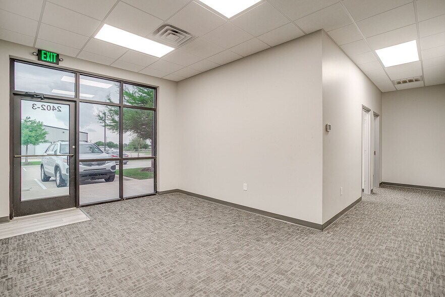 More Photos Of 3115 Chambers St, Venus Flex For Lease