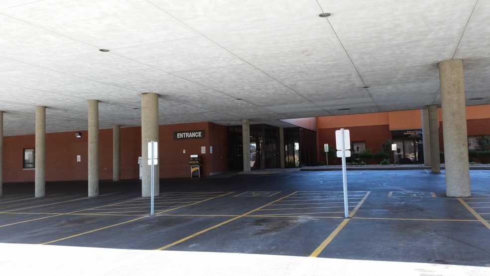 More Photos Of 319 E Madison St, Springfield Medical For Lease