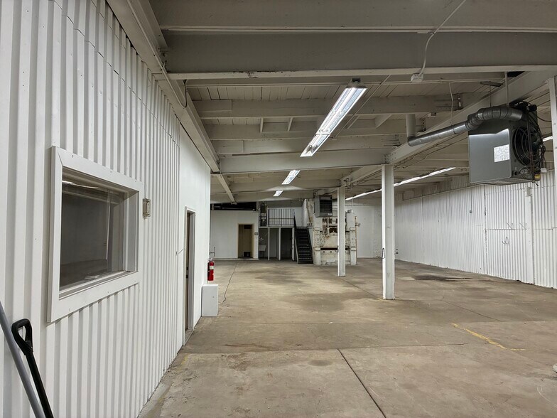 More Photos Of 2445 W 24th Pl, Chicago Warehouse For Lease