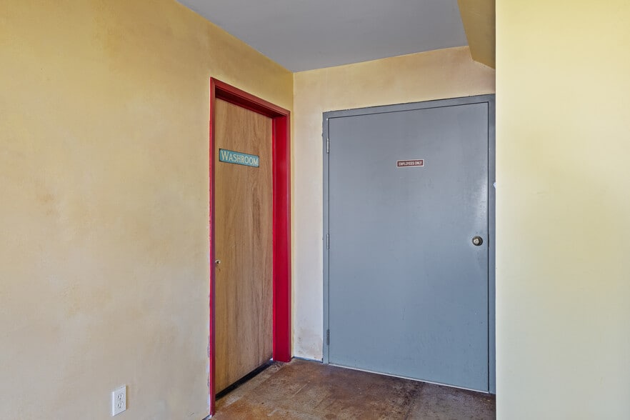 More Photos Of 100 N 7th St, Lakeside Showroom For Sale