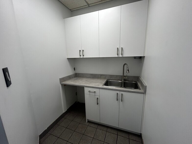 More Photos Of 1105 Crestlawn Dr, Mississauga Industrial For Lease