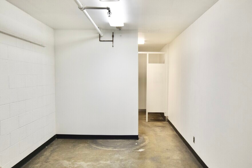 More Photos Of 2200 SE Mailwell Dr, Milwaukie Warehouse For Lease