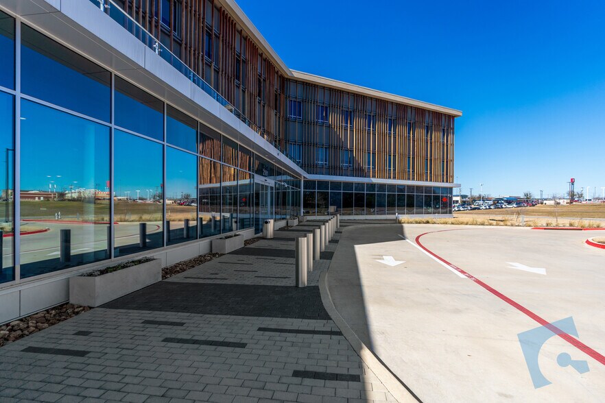 More Photos Of 2101 Westpark Ct, Euless Medical For Lease