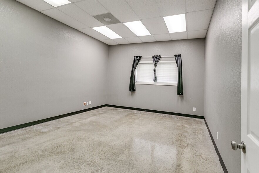 More Photos Of 3212 E Walnut St, Tecumseh Flex For Sale