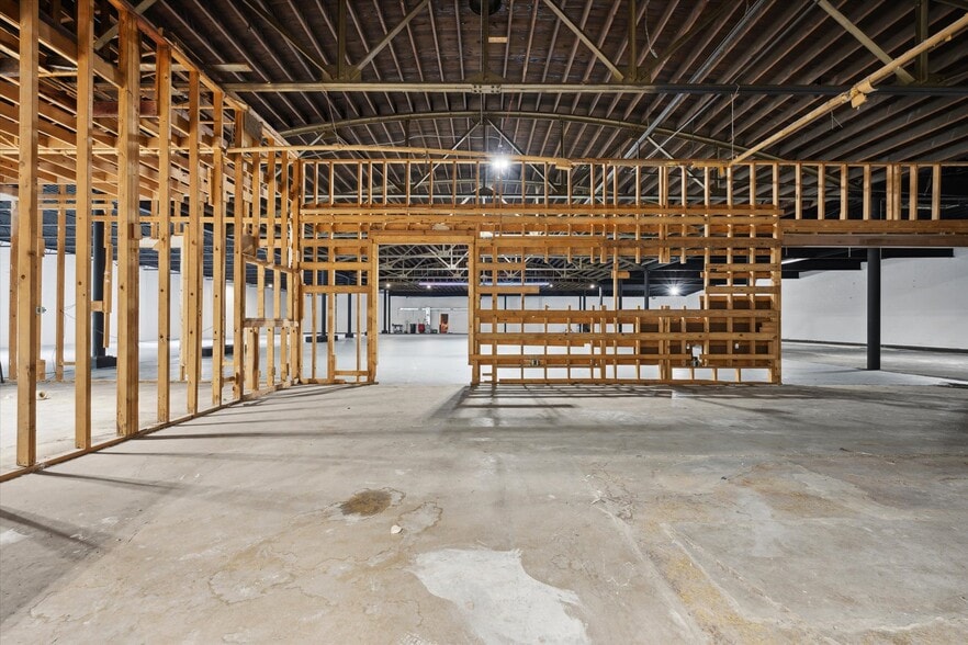 More Photos Of 969 Dixie Hwy, Rossford Freestanding For Lease