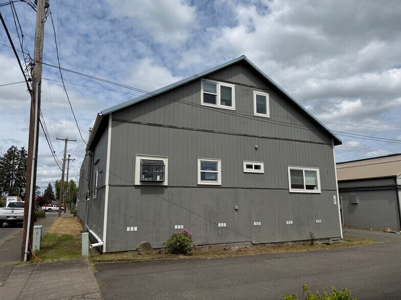 More Photos Of 187 W Oregon Ave, Creswell Flex For Sale
