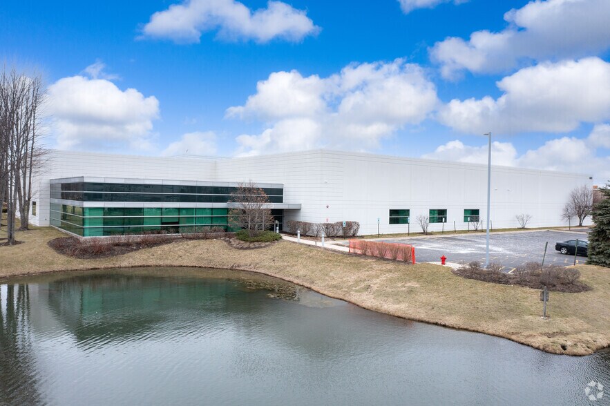 More Photos Of 605 Heathrow Dr, Lincolnshire Warehouse For Lease