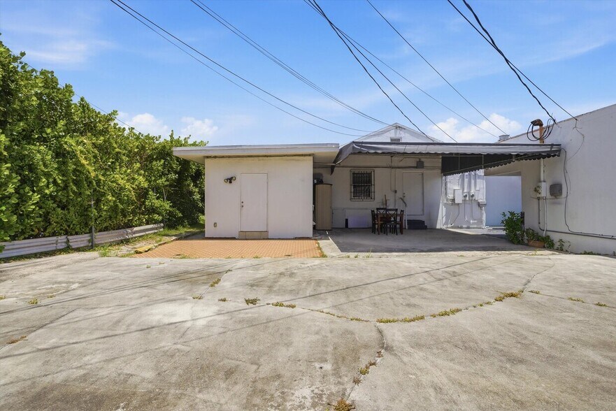 More Photos Of 3240 NW 7th St, Miami Office For Sale