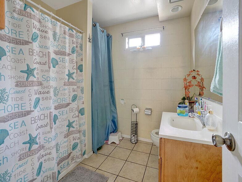 More Photos Of 4124-4126 E Anaheim St, Long Beach General Retail For Sale