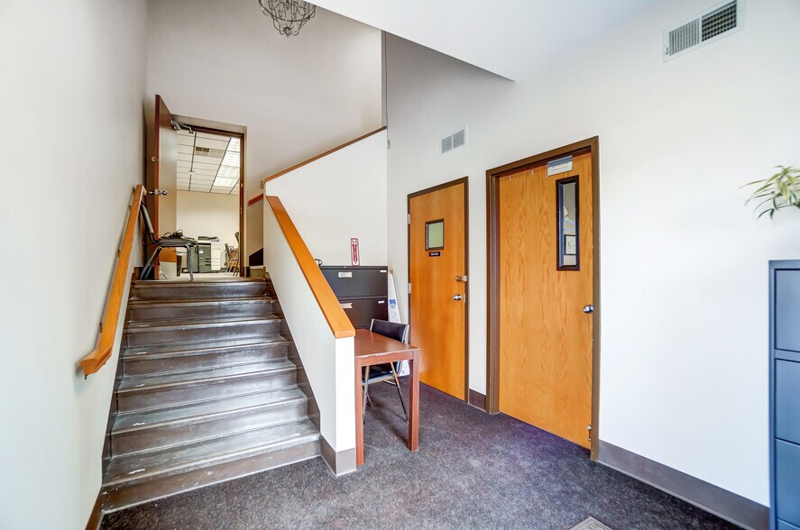 More Photos Of 413-419 N Main St, Findlay Showroom For Sale