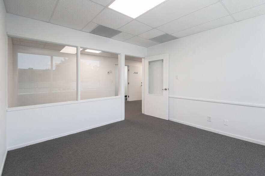 More Photos Of 1021 E Walnut St, Pasadena Medical For Lease