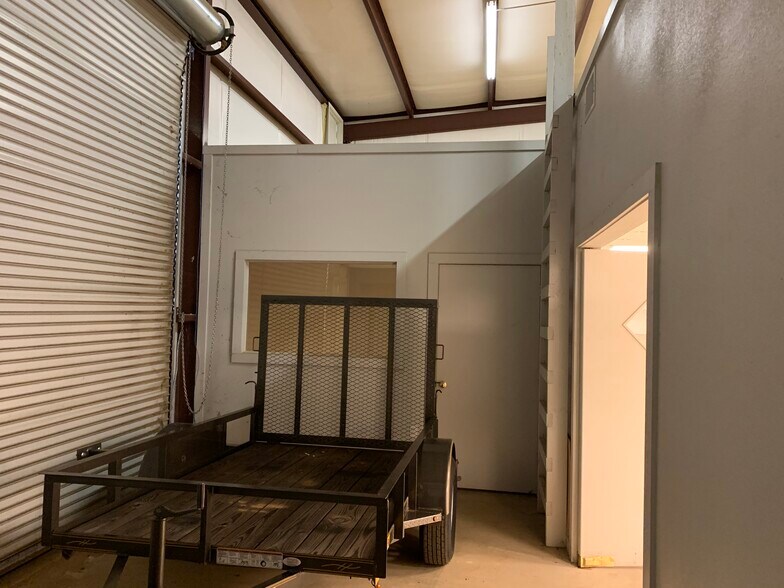 More Photos Of 5424 W Oak St, Palestine Showroom For Lease