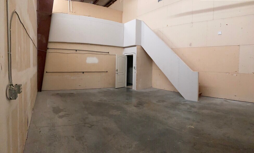 More Photos Of 111 N Geneva Rd, Vineyard Industrial For Lease