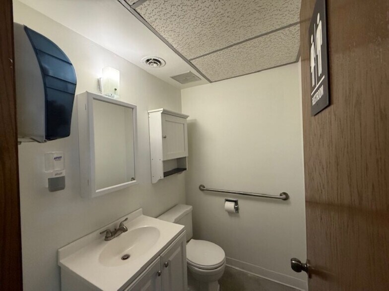 More Photos Of 9957-9959 S Roberts Rd, Palos Hills Medical For Lease