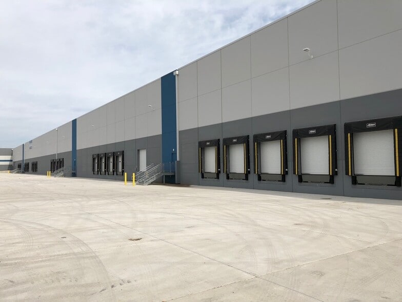 More Photos Of 2400 S Wood St, Chicago Industrial For Sale