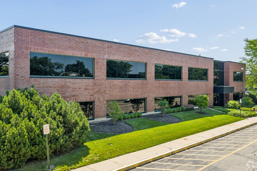 More Photos Of 1749 S Naperville Rd, Wheaton Office For Lease