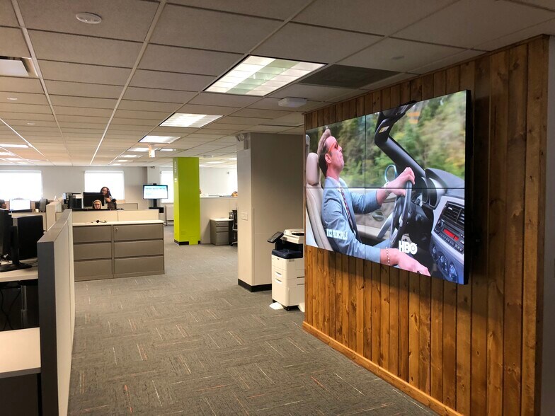 More Photos Of 2401 W Grace St, Chicago Office For Lease