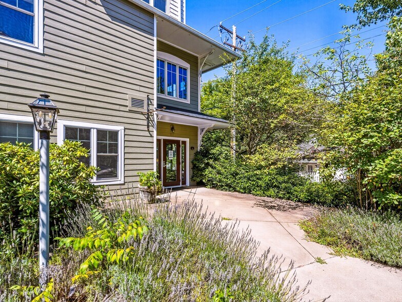 More Photos Of 64 Clingman Ave, Asheville Office For Sale