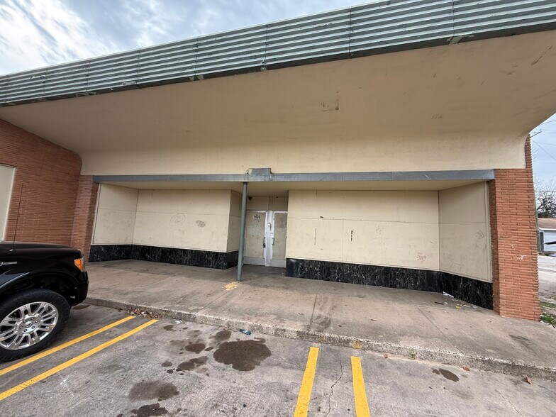 More Photos Of 1406 34th st, Waco General Retail For Lease