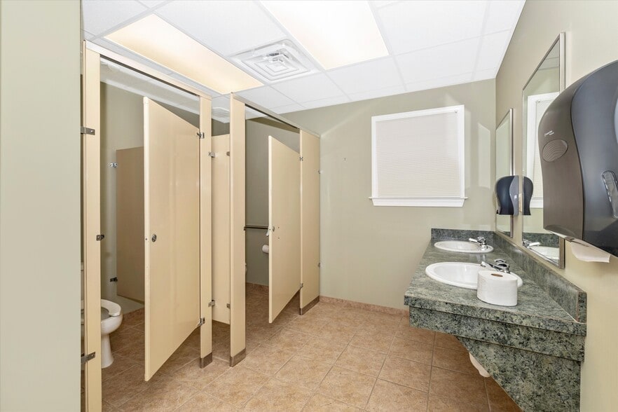 More Photos Of 925 N East St, Frederick Bank For Lease