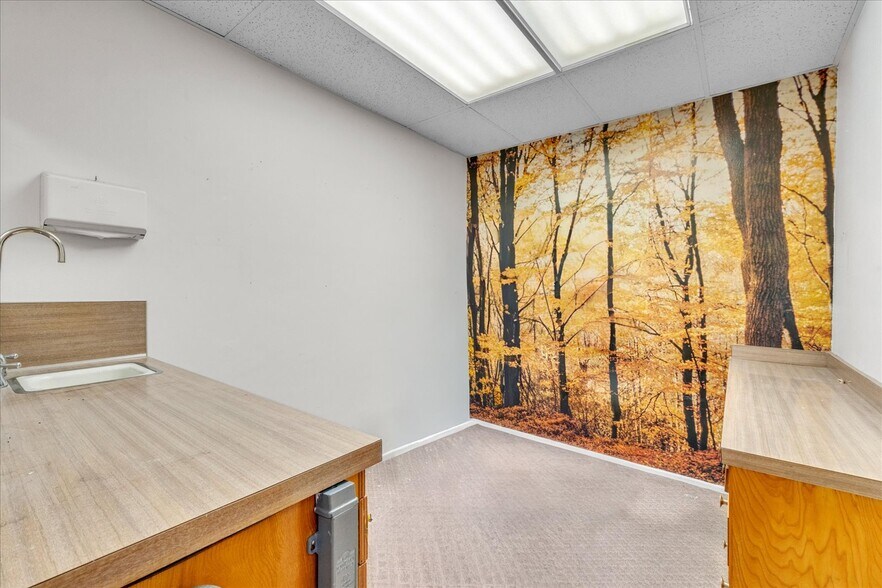 More Photos Of 18032 Ventura Blvd, Encino Medical For Lease