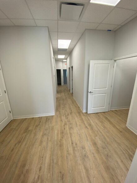 More Photos Of 665-677 S Kings Ave, Brandon Medical For Lease