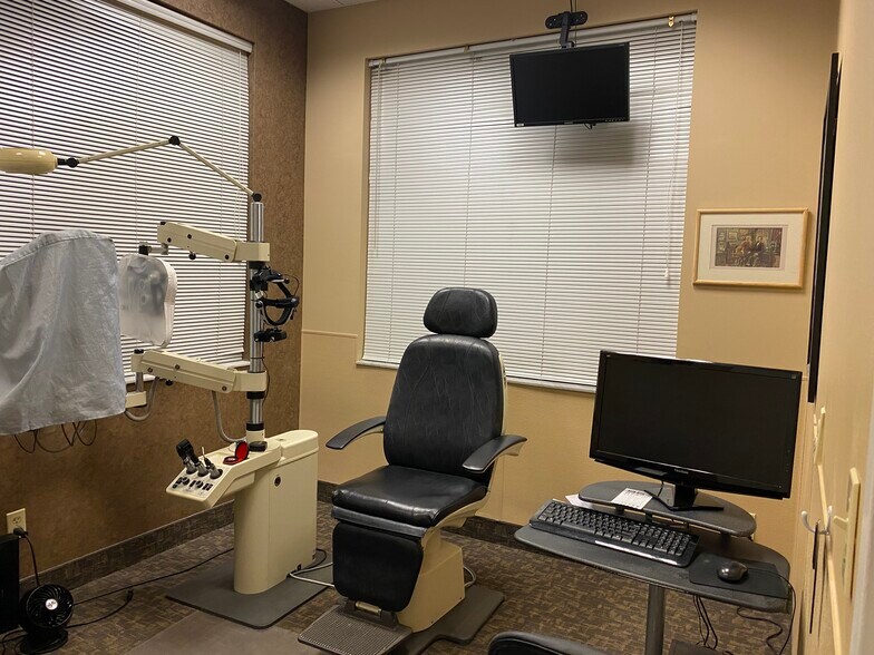 More Photos Of 12731 New Brittany Blvd, Fort Myers Office For Sale