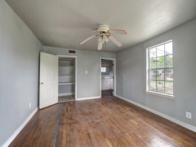 More Photos Of 1106 E Huisache Ave, Kingsville Apartments For Sale