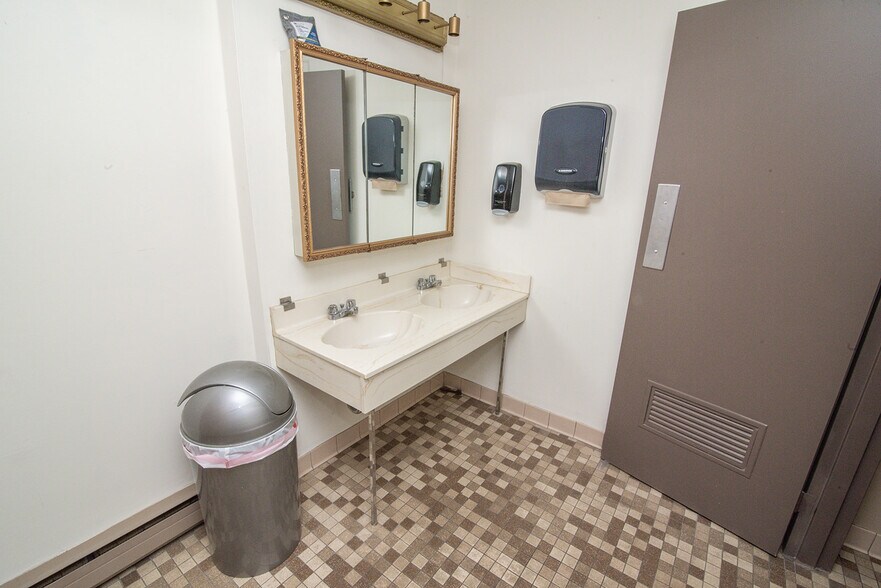 More Photos Of 245 Grandview Ave, Bellevue Light Distribution For Lease