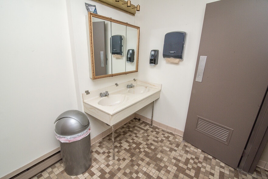 More Photos Of 245 Grandview Ave, Bellevue Light Distribution For Sale