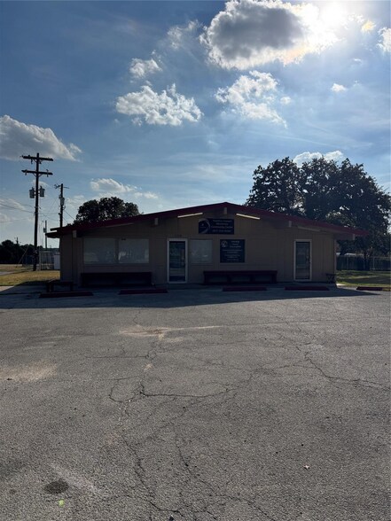 More Photos Of 1300 Liberty School Rd, Azle General Retail For Lease