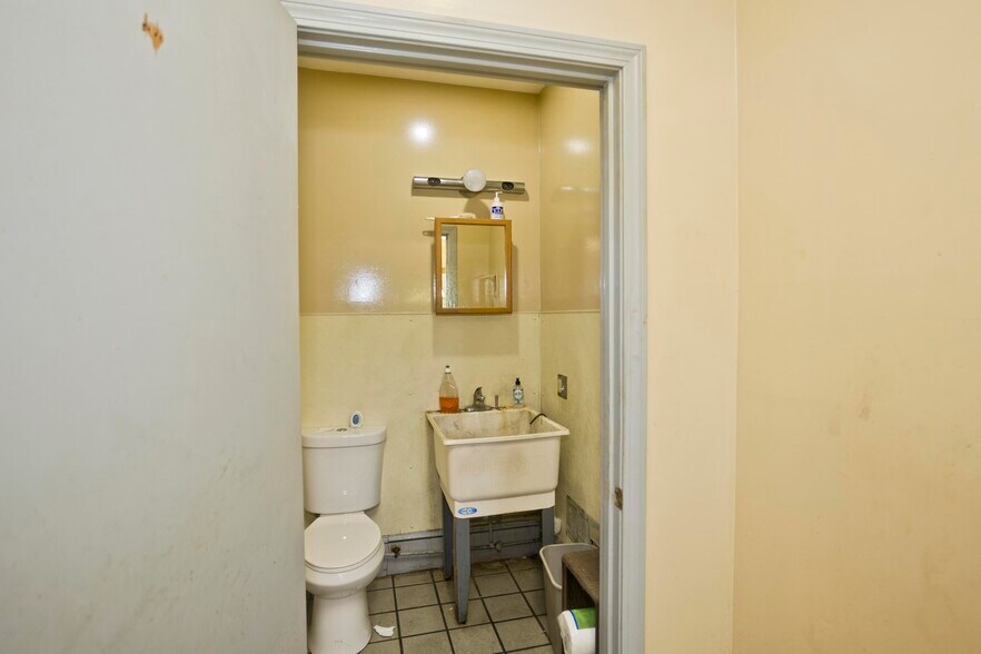 More Photos Of 16 Arthur St, Easthampton Warehouse For Sale