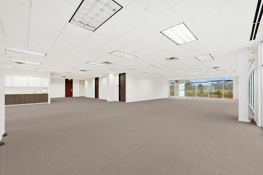 More Photos Of 7900 N Sam Houston Pky W, Houston Office For Lease