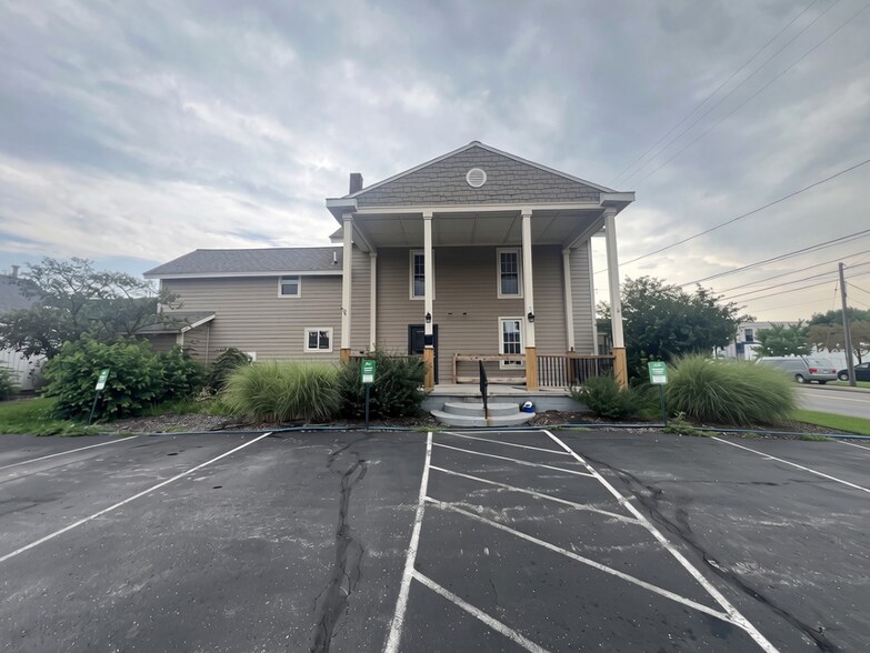 More Photos Of 43 E Bridge St NE, Rockford Freestanding For Lease