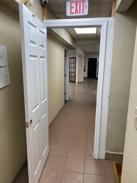 More Photos Of 168 Railroad St, Huntington Manufacturing For Lease
