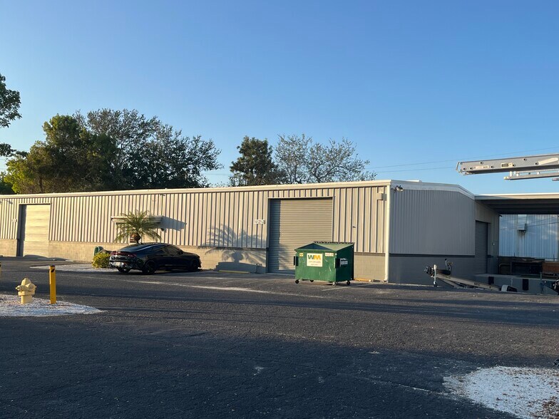 More Photos Of 16121 Pine Ridge Rd, Fort Myers Warehouse For Lease