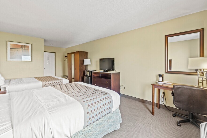 More Photos Of 30 Colonial Ave, Colonial Beach Hotel For Sale