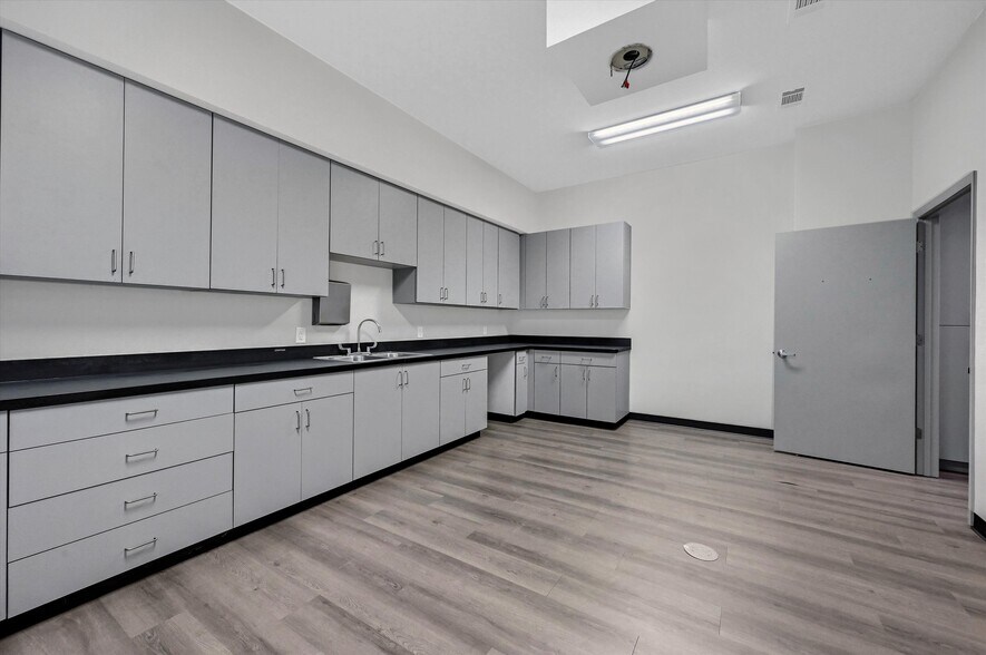 More Photos Of 815 Pecan Grove Rd E, Sherman Medical For Sale