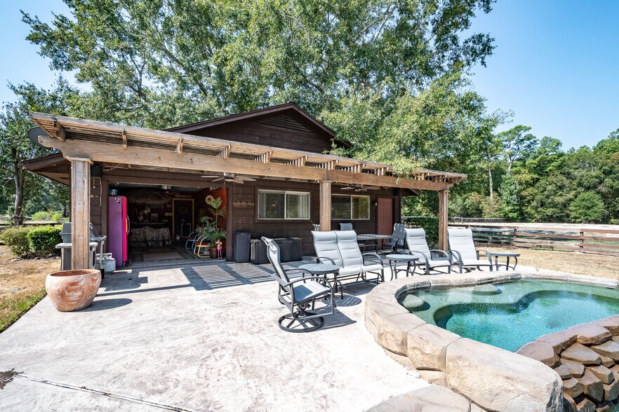 More Photos Of 16410 FM 1485 Rd, Conroe Veterinarian Kennel For Sale